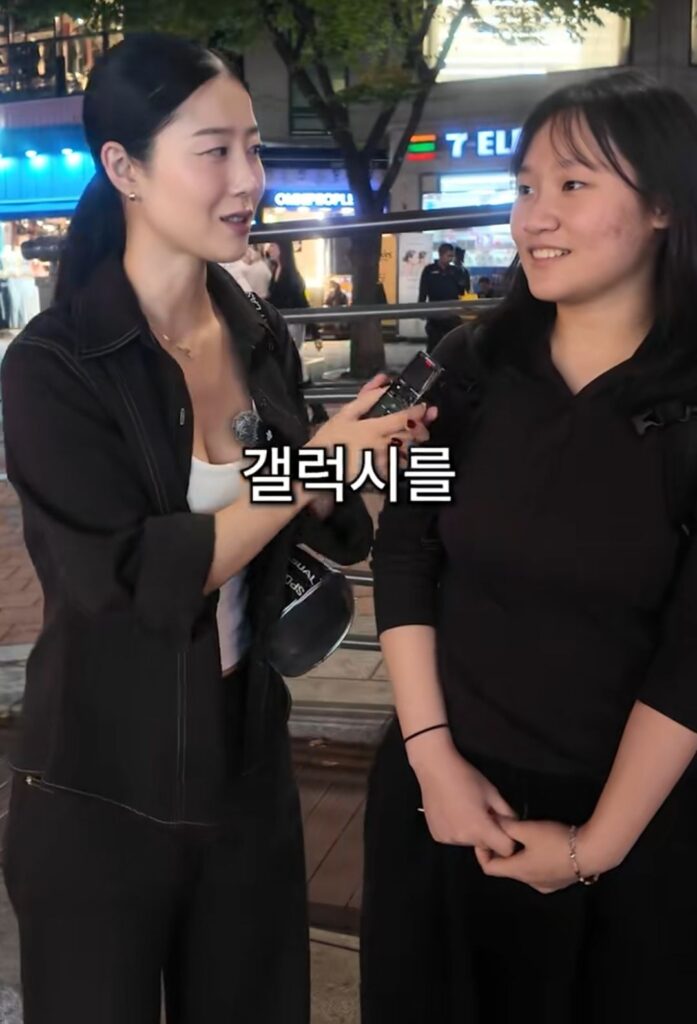갤럭시 vs 아이폰 쓰는 남자 이미지.jpg