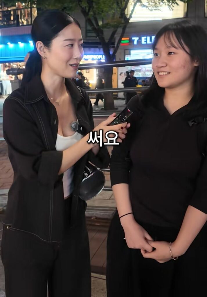 갤럭시 vs 아이폰 쓰는 남자 이미지.jpg