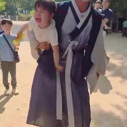 민속촌 귀신 분장을 본 아이의 반응.mp4