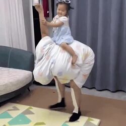 딸내미 타조 태워주는 아빠