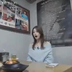 한국 칼국수 집에서 신난 일본녀.mp4