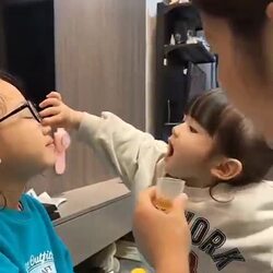 언니 약 먹이는 것 좀 도와줘.gif
