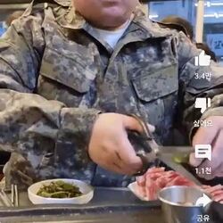 제주도민들이 고깃집에서 멜젓 먹는 방법.gif