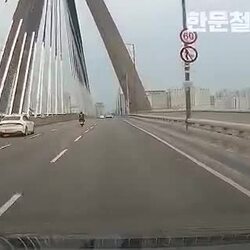 한문철TV] 잘 가다가, 오토바이는 왜 그랬을까?.mp4