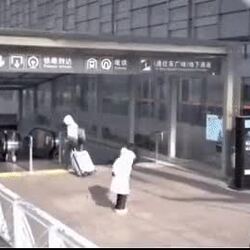 와.. 남친 기다리는 여친 ㄷㄷ