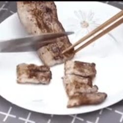 식당에서는 보기힘든 벌집 삼겹살.gif
