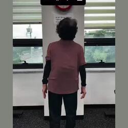 어르신 굽은 등을 펴게 만들어 드린 헬스 트레이너.mp4