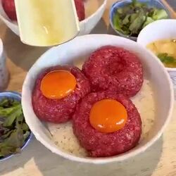 일본에서 파는 '유케동(ユッケ丼)'.mp4