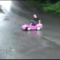 딸의 애차를 몰래 몰고 나간 아빠.gif