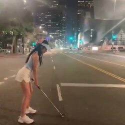 새벽에 도심도로에서 골프치는