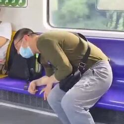 노골적으로 앞자리 여성의 팬티를 보려는 변태남.mp4