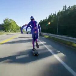 스케이트보드 스탠딩 다운힐 151.83km/h로 기네스 기록 경신