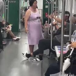 지하철 풍선껌녀.mp4