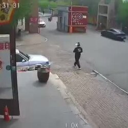 혐주의_中] 보행자, 진입 높이 제한봉에 맞아 사망.mp4